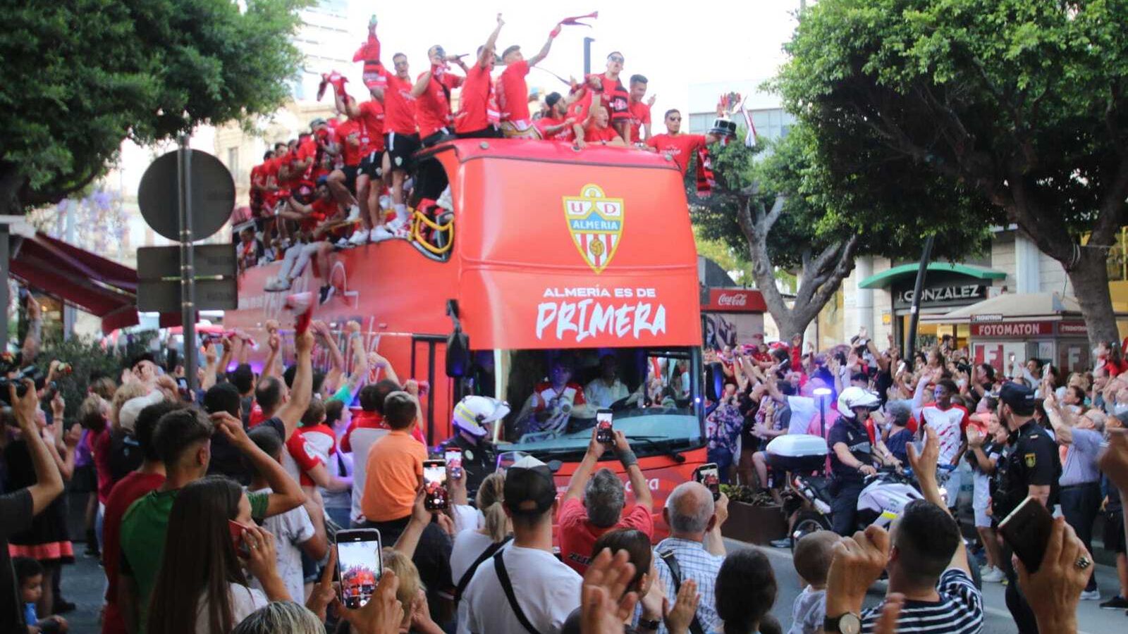 El bus, por el Paseo de Almería