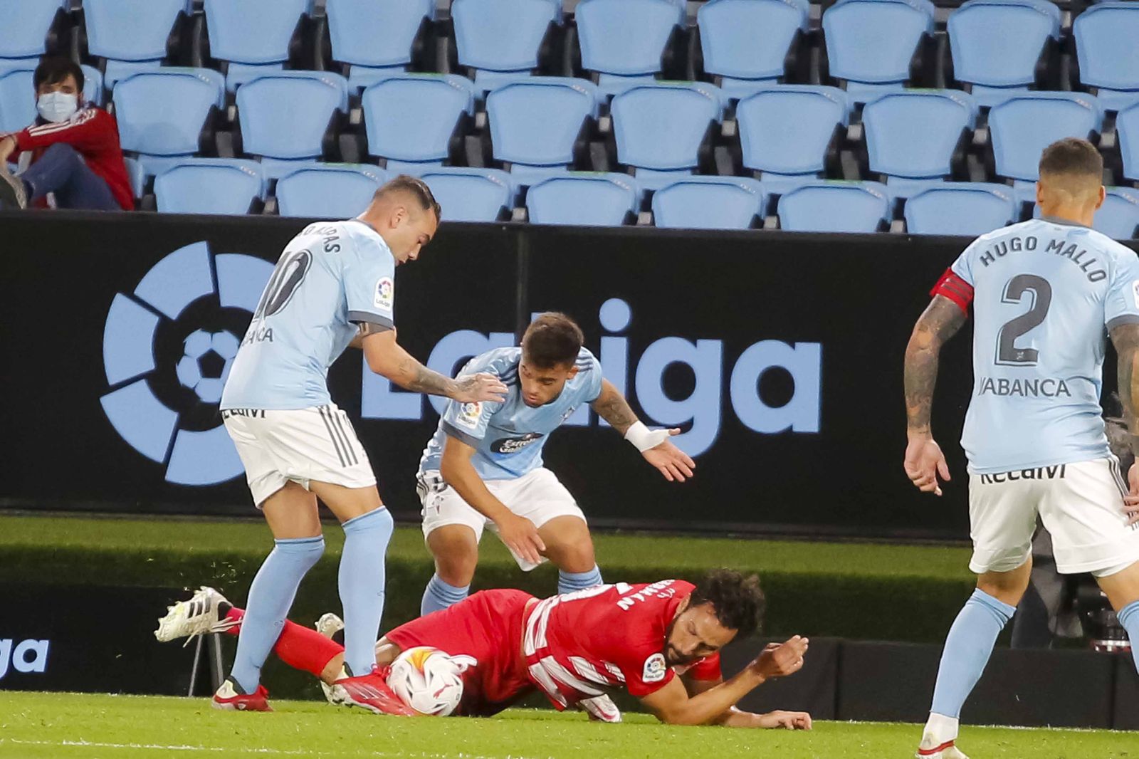 Germán, en el suelo y rodeado por Aspas, Beltrán y Mallo.