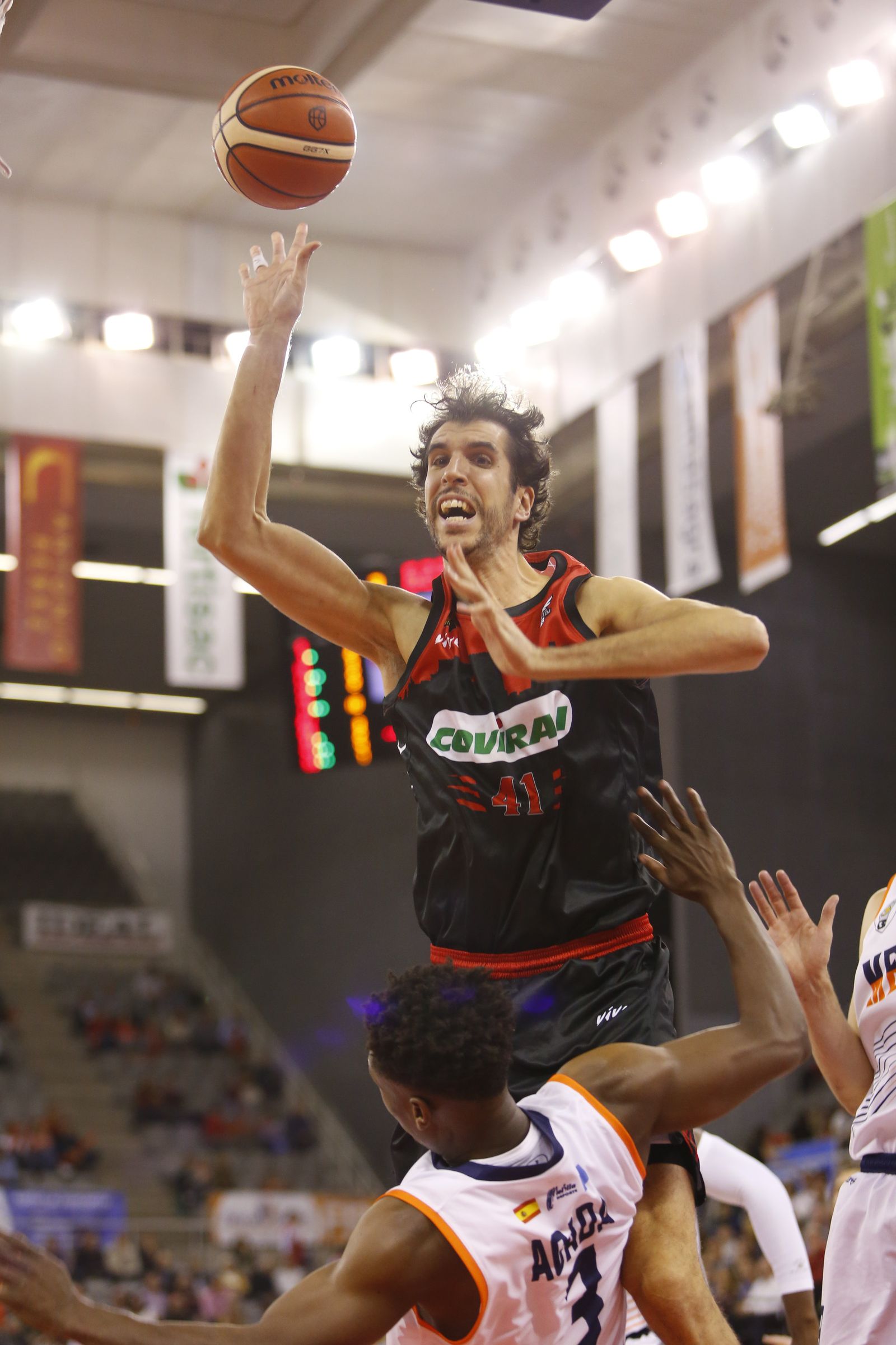 Sergio Olmos, el que más se hizo notar en la zona rival