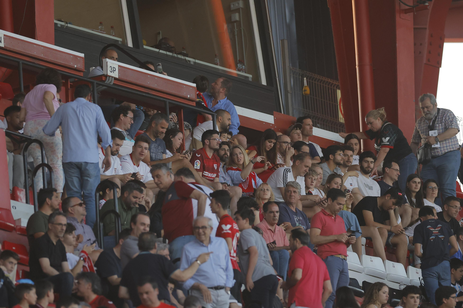 Búscate en las fotos del Sevilla-Girona