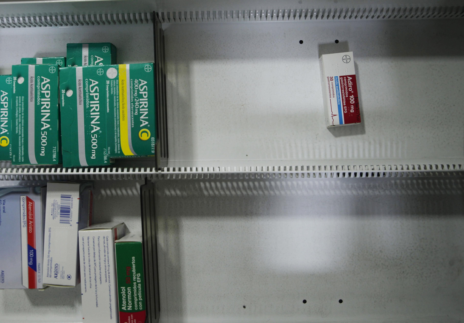 Un cajón de almacenaje casi vacío en una farmacia de Sevilla.