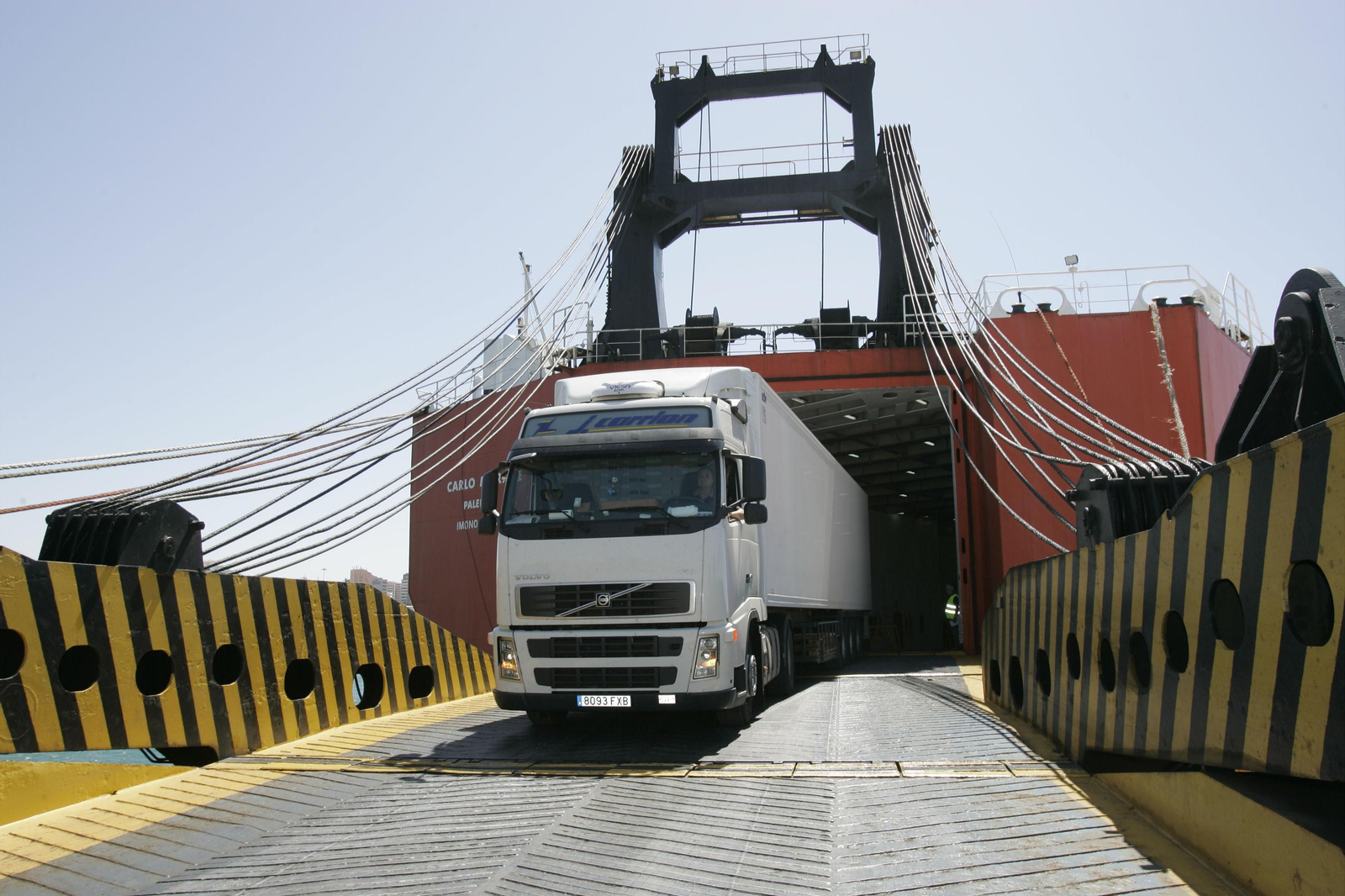 La Junta de Andalucía planteará una fórmula rápida de entrada para camiones que transporten frutas y hortalizas al Reino Unido, denominada "Fast Track". La Junta de Andalucía planteará una fórmula rápida de entrada para camiones que transporten frutas y hortalizas al Reino Unido, denominada "Fast Track".