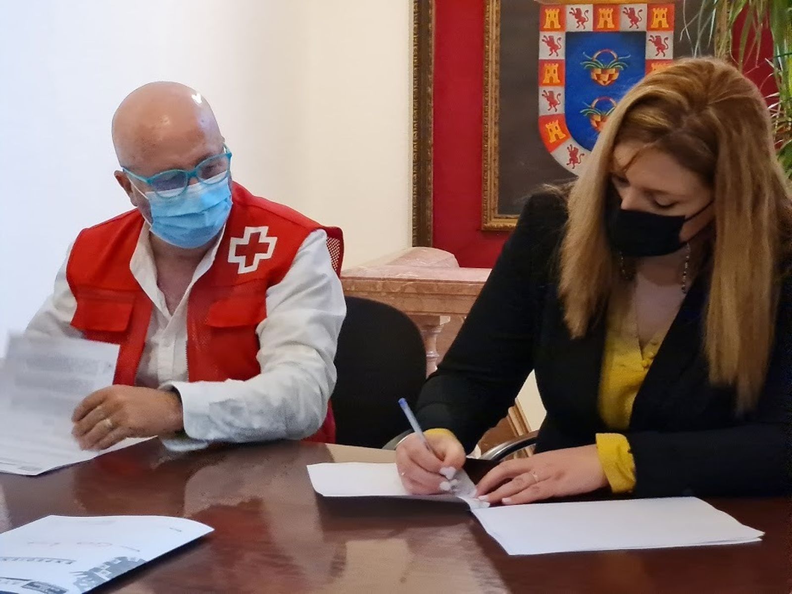Firma del convenio entre el Ayuntamiento y Cruz Roja.
