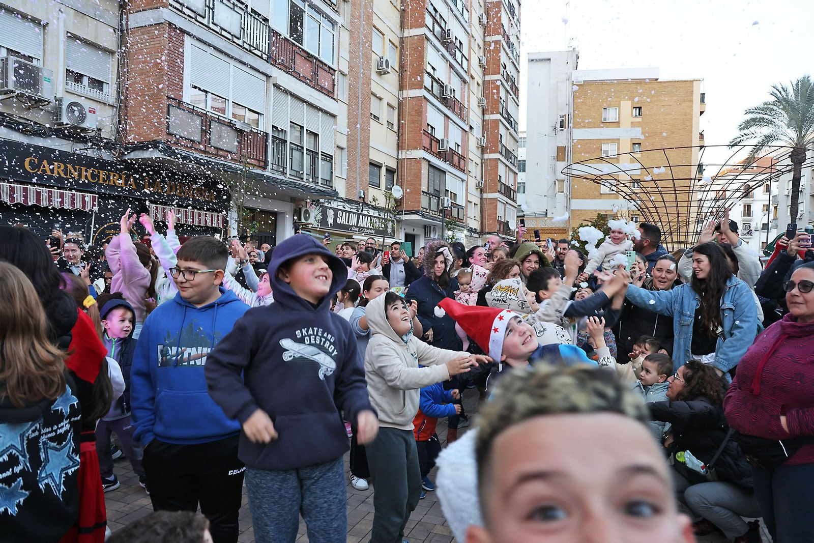 Una sorprendente nevada llena de alegría el barrio de Las Colonias