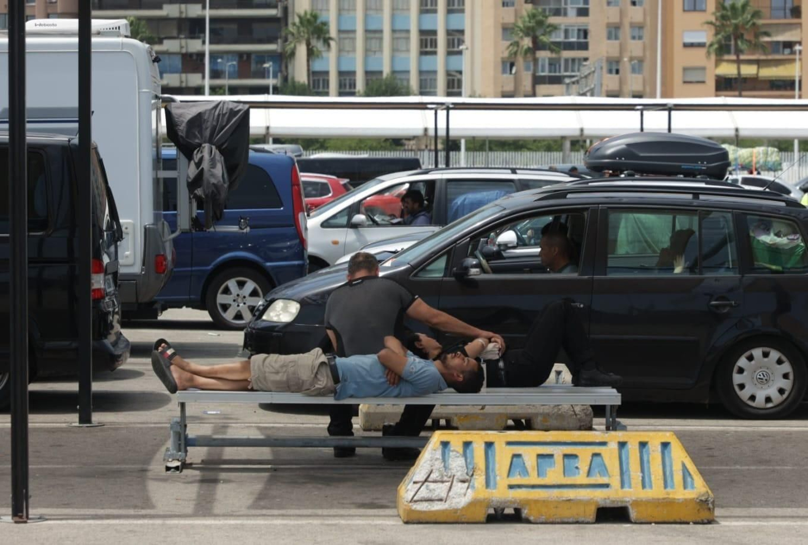 Coches a la espera de embarcar, este sábado en Algeciras Coches a la espera de embarcar, este sábado en Algeciras