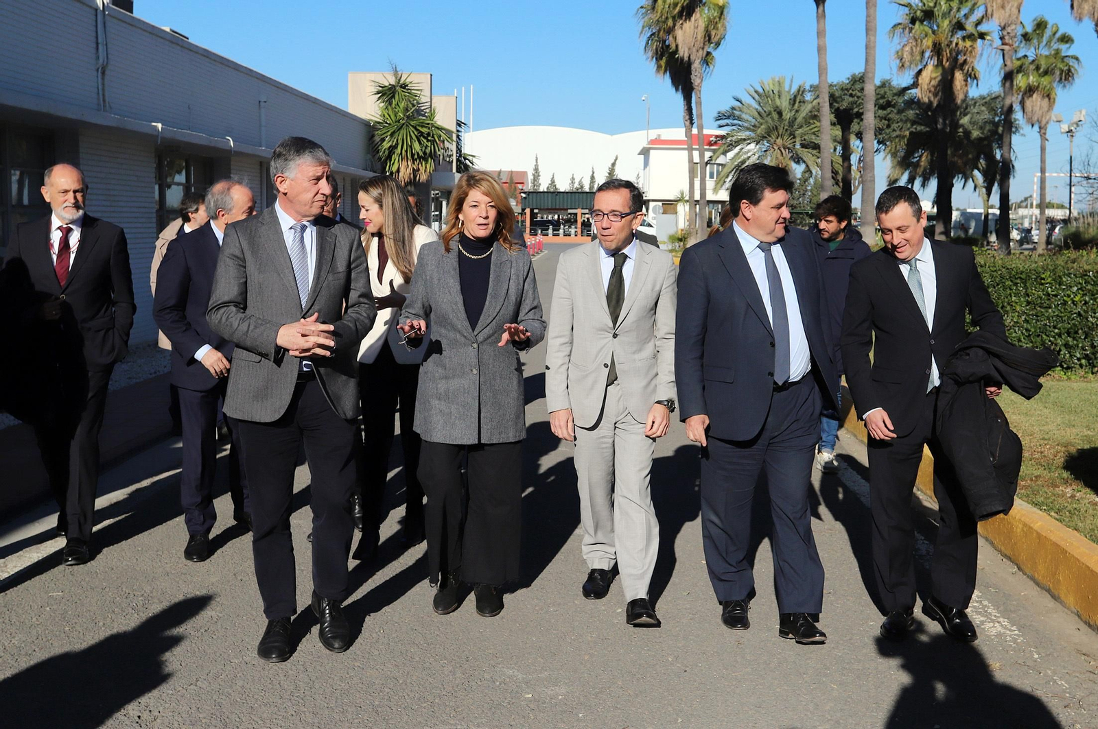 Imágenes del convenio entre Cepsa, Enagás Renovable y Alter Enersun para impulsar la descarbonización de la industria local y el transporte