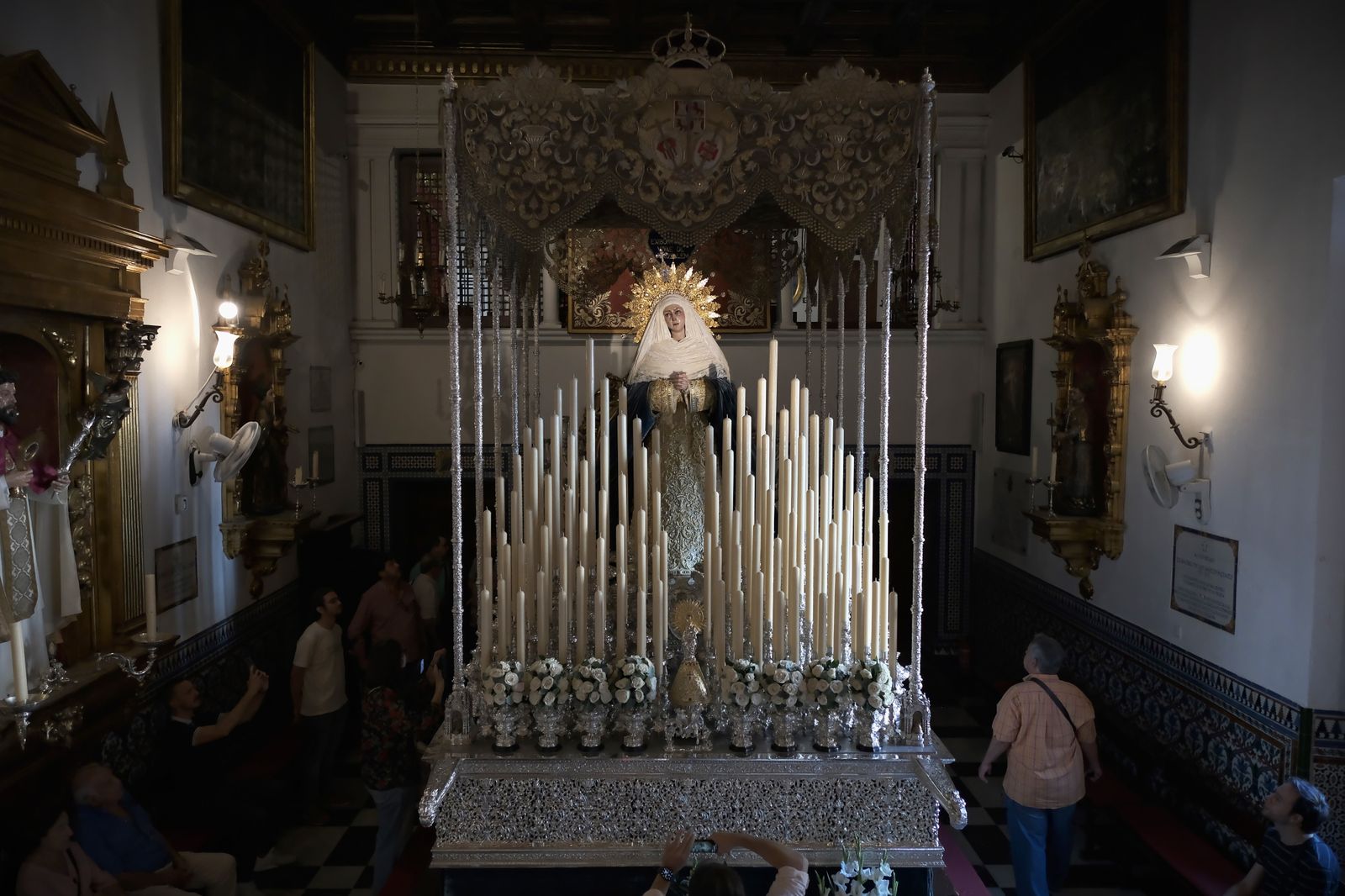 La imágenes de la Virgen de las Aguas del Museo en su palio