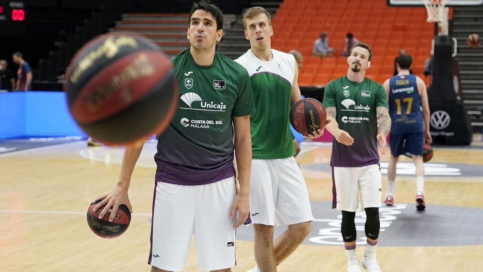 Carlos Suárez durante el calentamiento en el último choque contra el Baskonia.