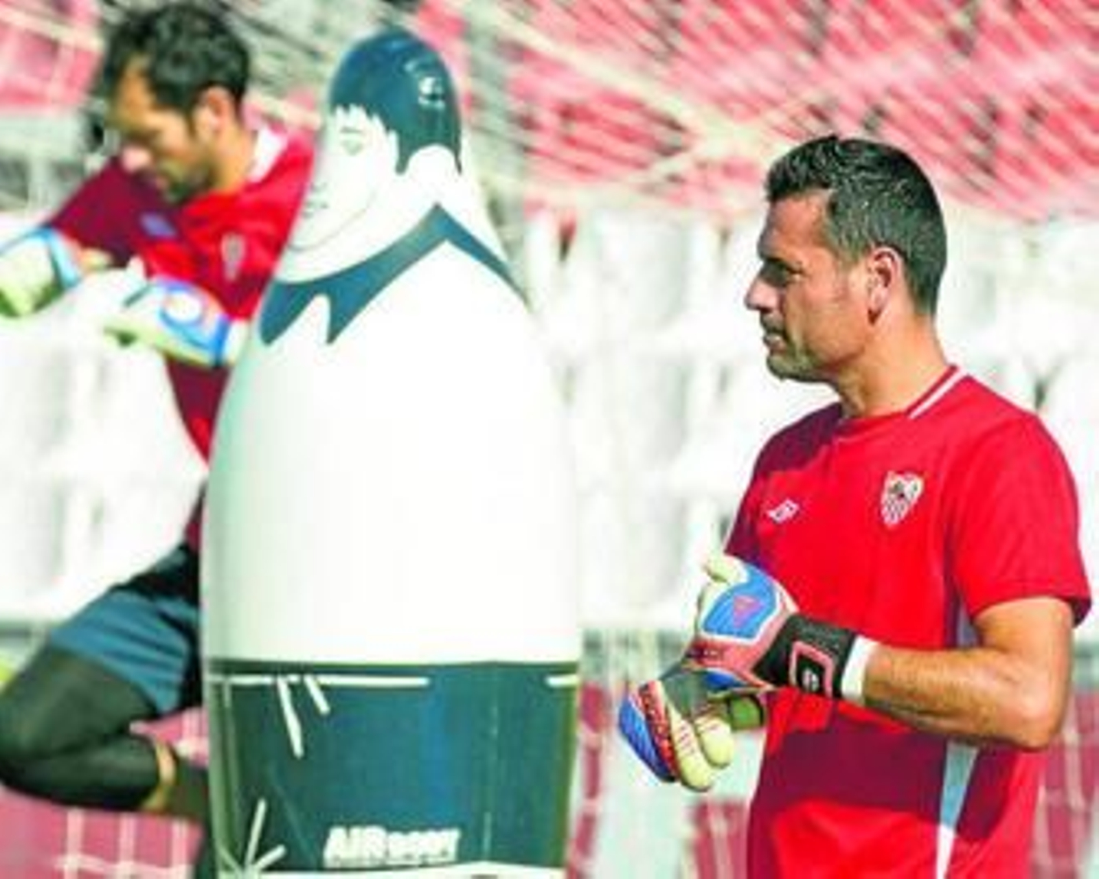 Palop, en primer plano, se entrena junto a Diego López (difuminado) en un entrenamiento.