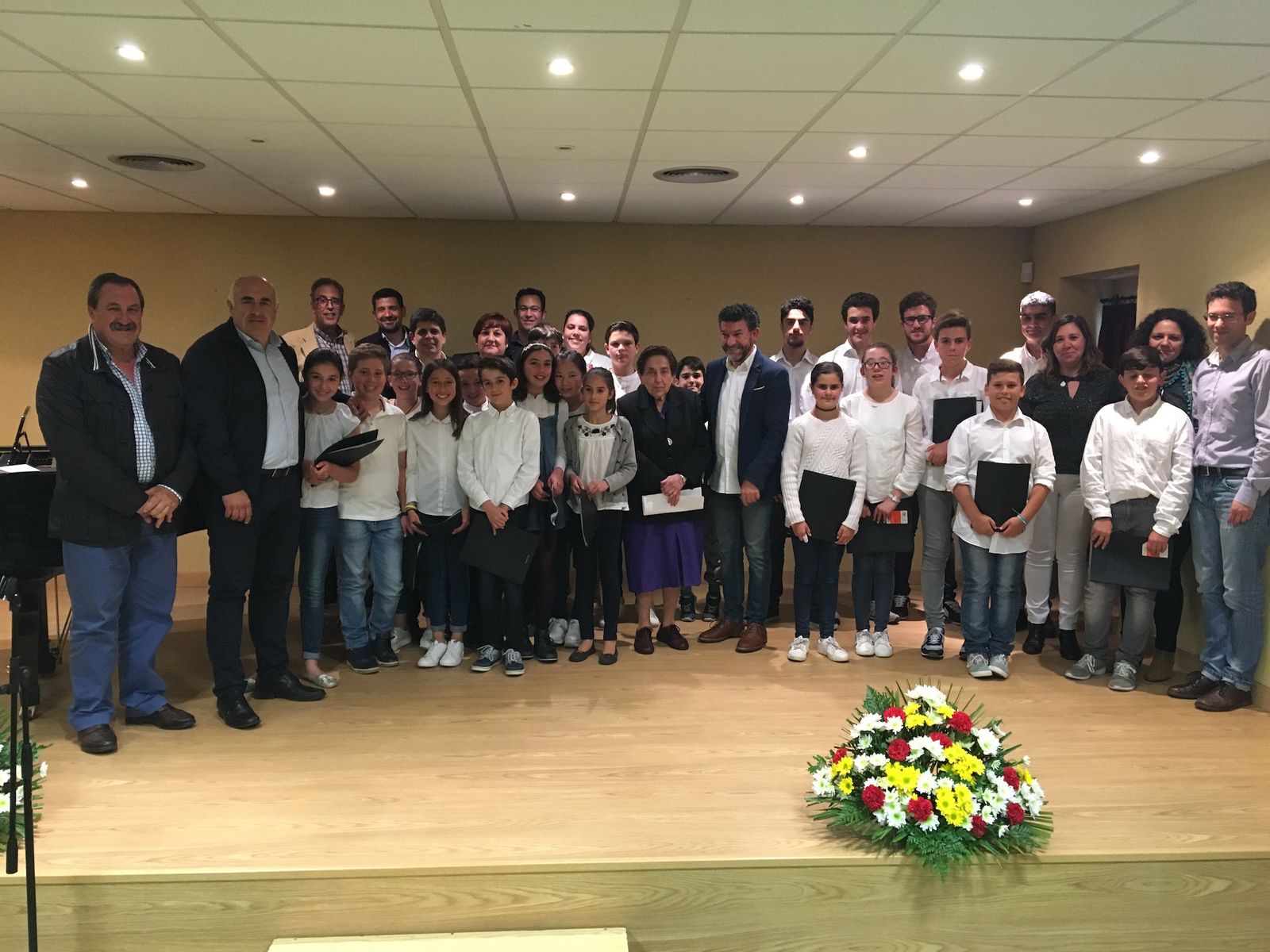 Foto de familia de los participantes en el homenaje a Javier Perianes y Julia Hierro.