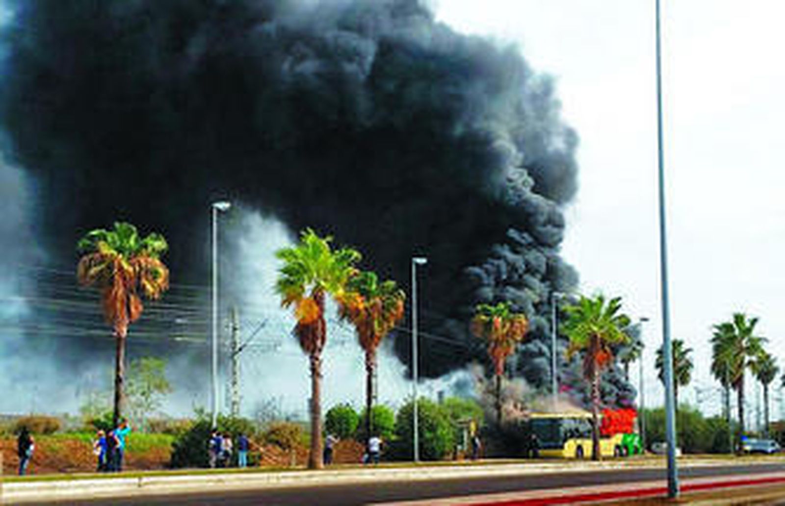 El autobús prendió en la antigua N-IV, a la altura de Valdelagrana, en El Puerto, y la humareda fue visible desde varios puntos de la Bahía de Cádiz.