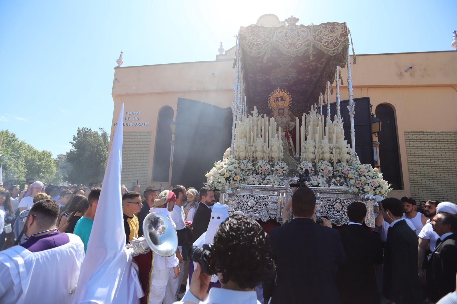 Imágenes del recorrido de la Hermandad del Cristo Cautivo de Huelva