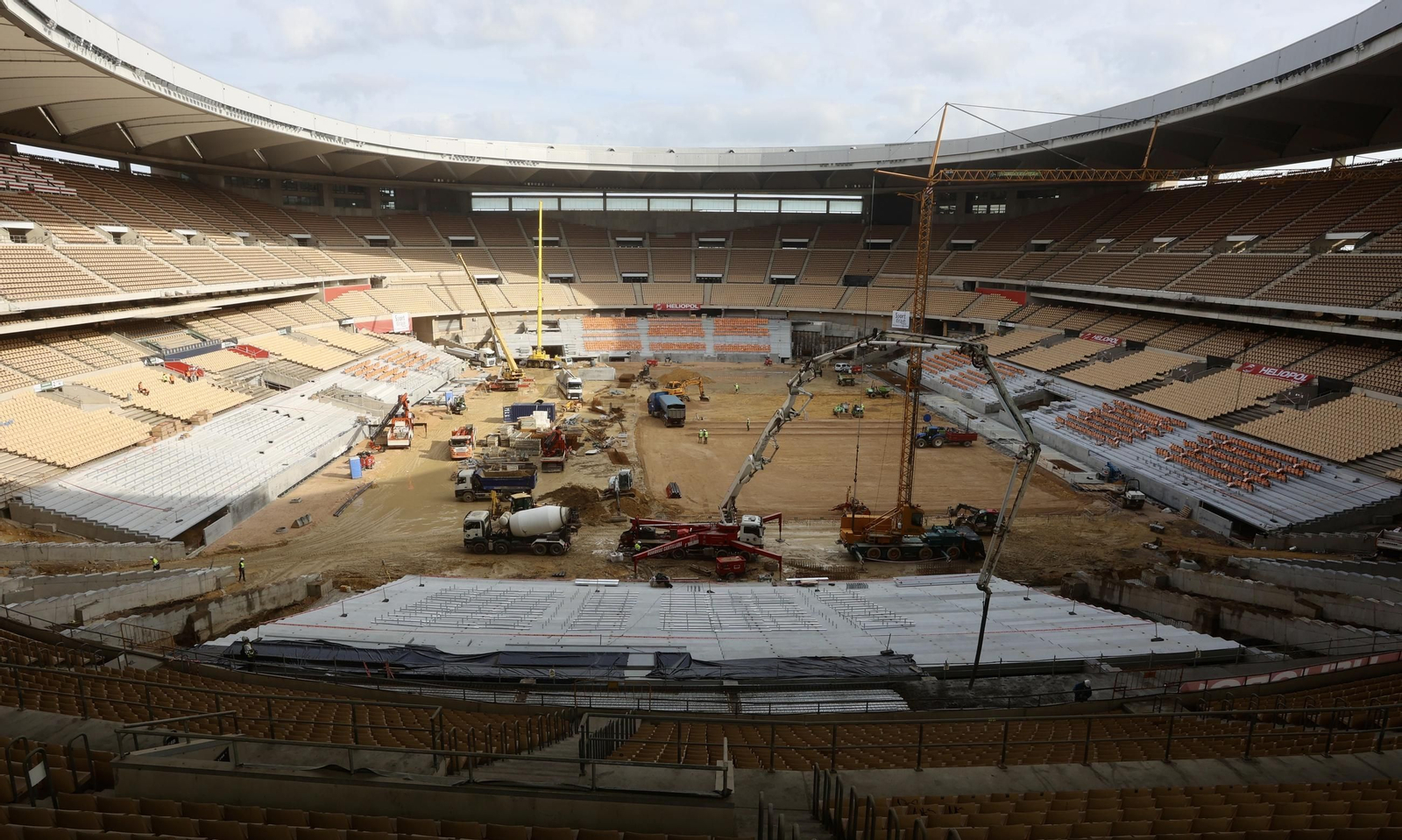 Visita del presidente de la R Federación Española de Fútbol a las obras del  Estadio de La Cartuja