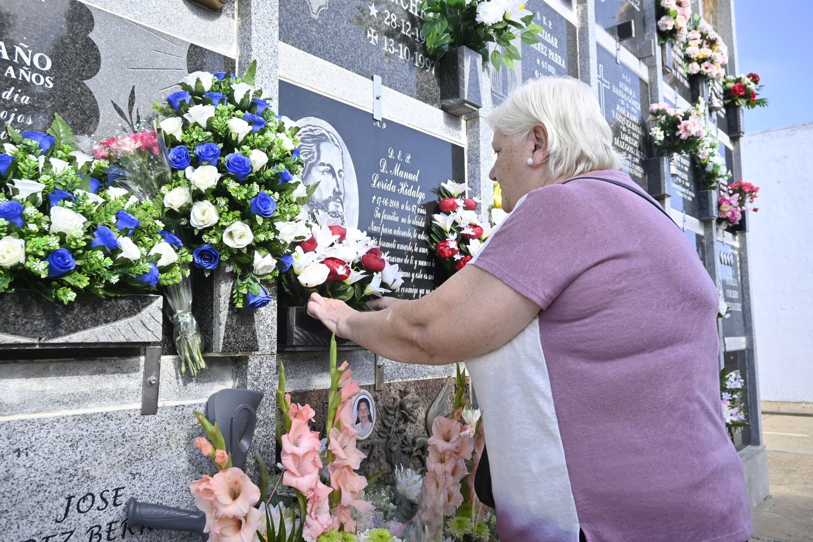 Ambiente en el cementerio de Huelva para el día de todos los Santos.
