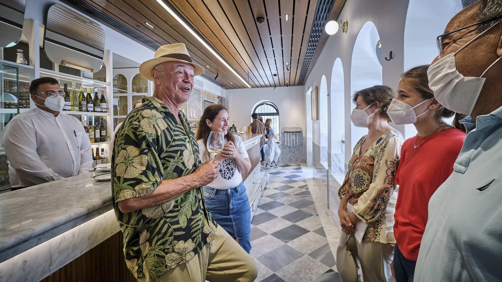 Varios clientes charlan en la barra de El Faro pocos minutos después de su reapertura.