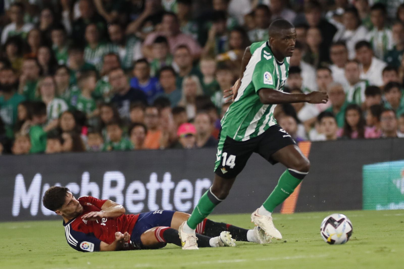 William Carvalho  se escapa de Nacho Vidal, de Osasuna