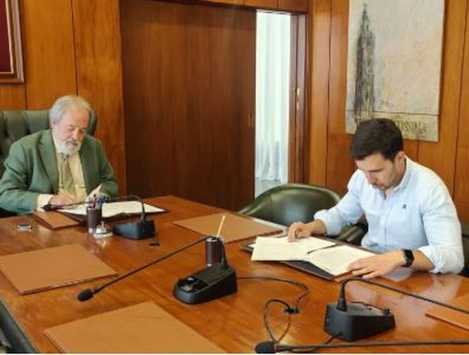 Un momento de la firma del acuerdo entre ambos organismos.