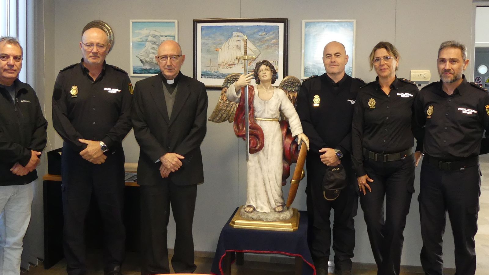 Entrega de la imagen del Santo Ángel Custodio a la Policía Nacional.