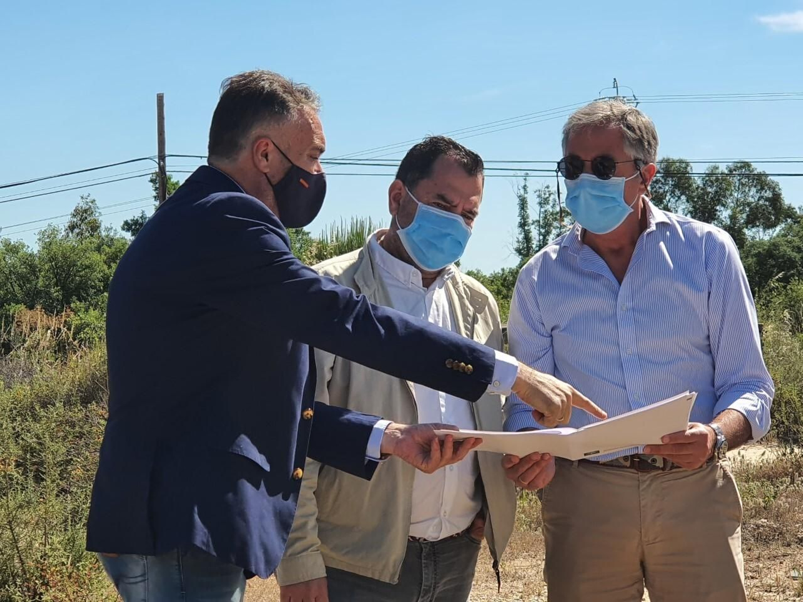 Un momento de la visita de las autoridades al polígono industrial de La Palma.