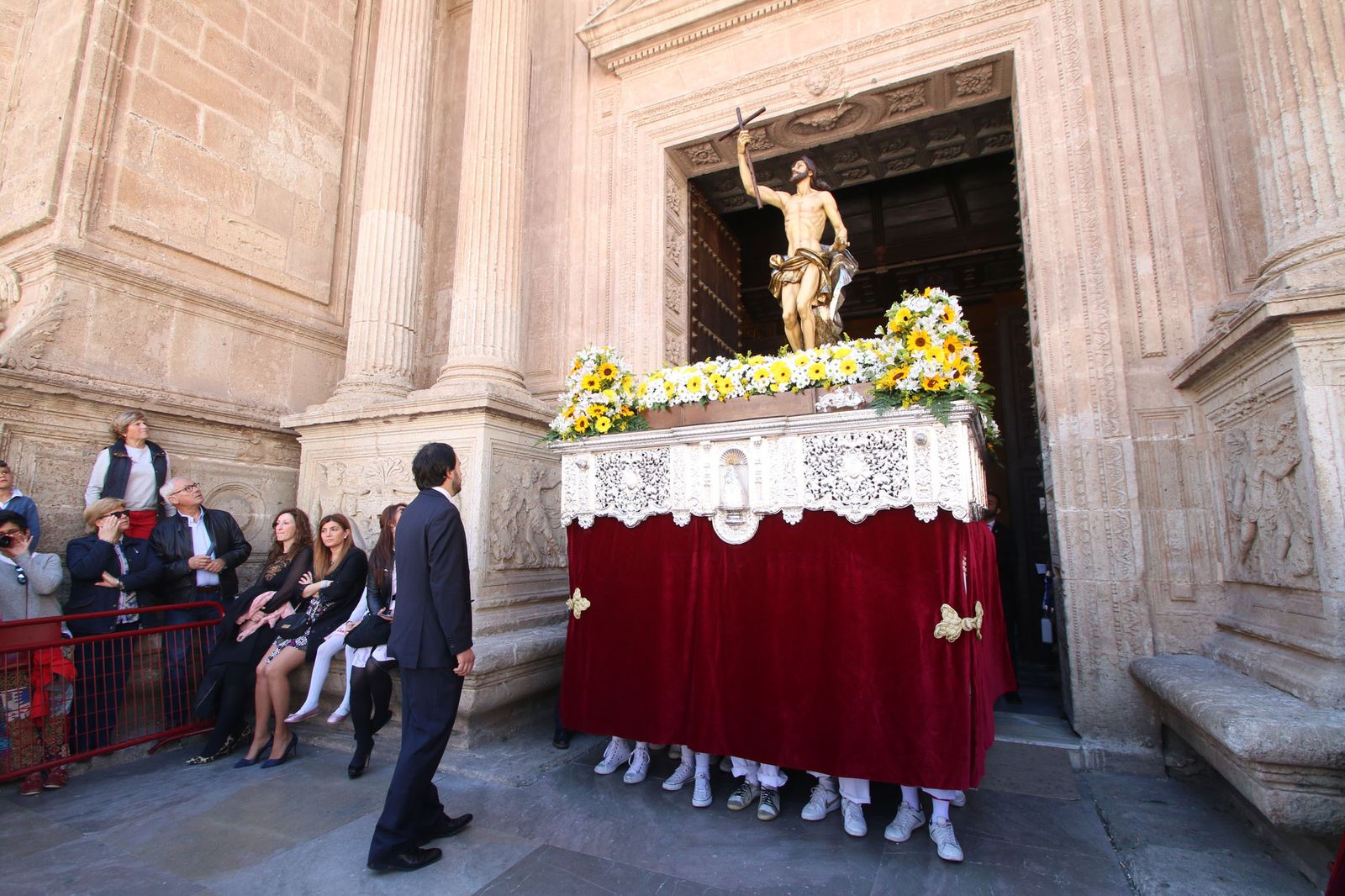 La imagen de Jesucristo Resucitado saliendo desde la Catedral a las calles de Almería.