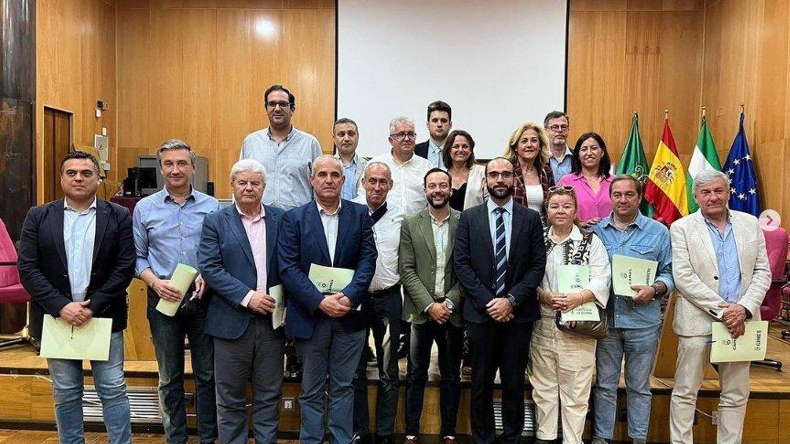 Foto de familia de los alcaldes del Aljarafe y la directiva de 'Sevilla quiere Metro' este martes en el Ayuntamiento de Camas.
