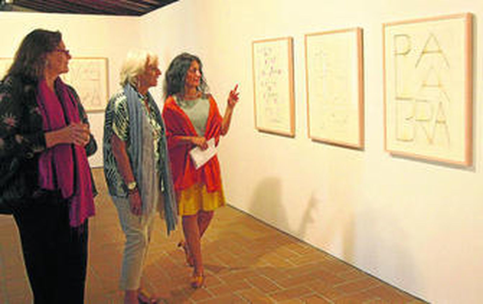 Ana María Llopis, Teófila Martínez y la artista Laura Lio durante la inauguración.