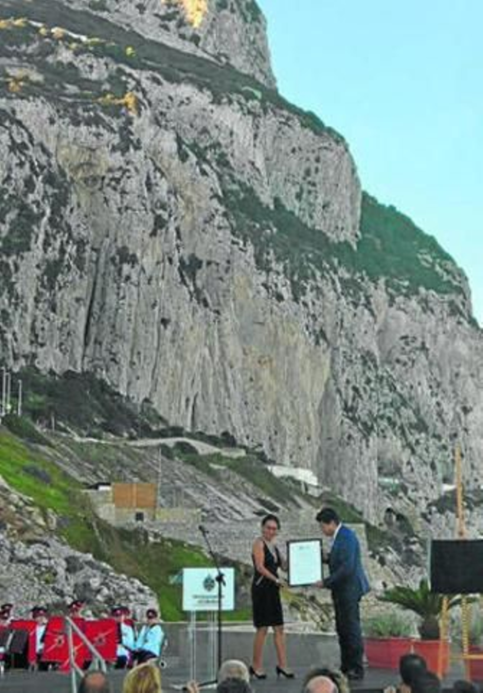 Minja Yang hace entrega a Fabian Picardo de la catalogación de la Cueva de Gorham como Patrimonio de la Humanidad.