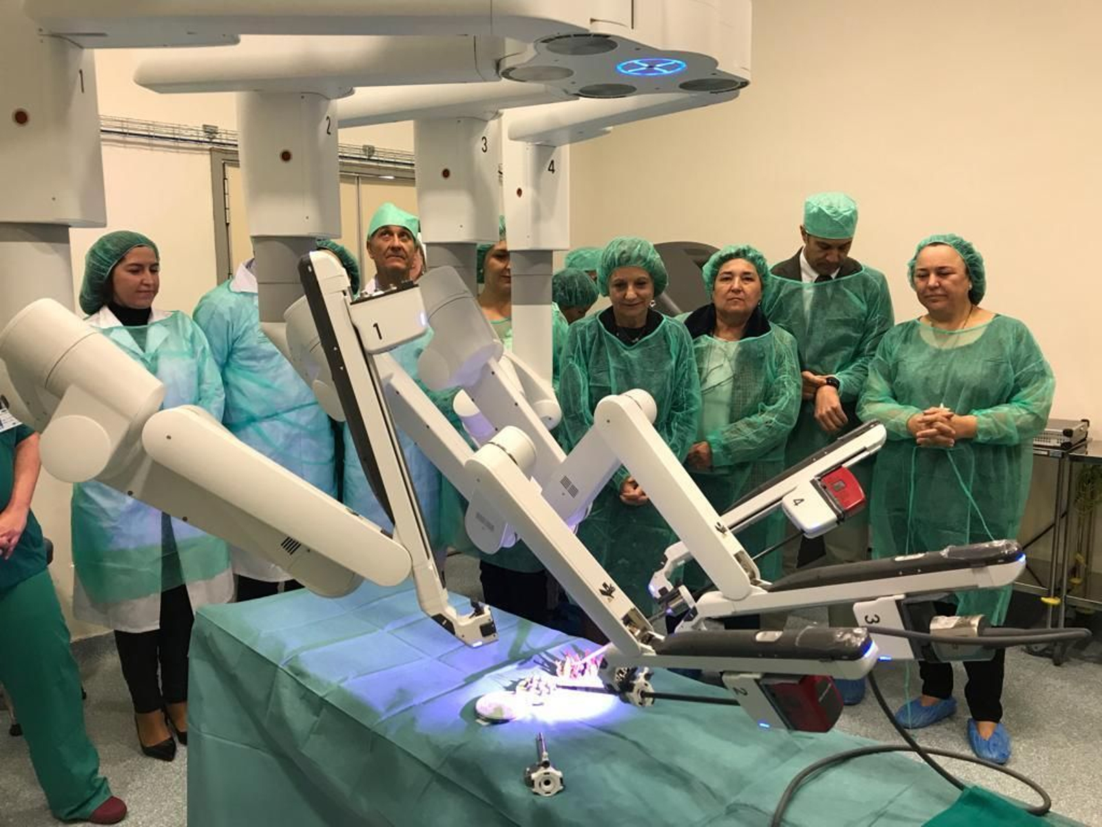 La presentación del robot quirúrgico Da Vinci, en el Hospital Regional de Málaga.