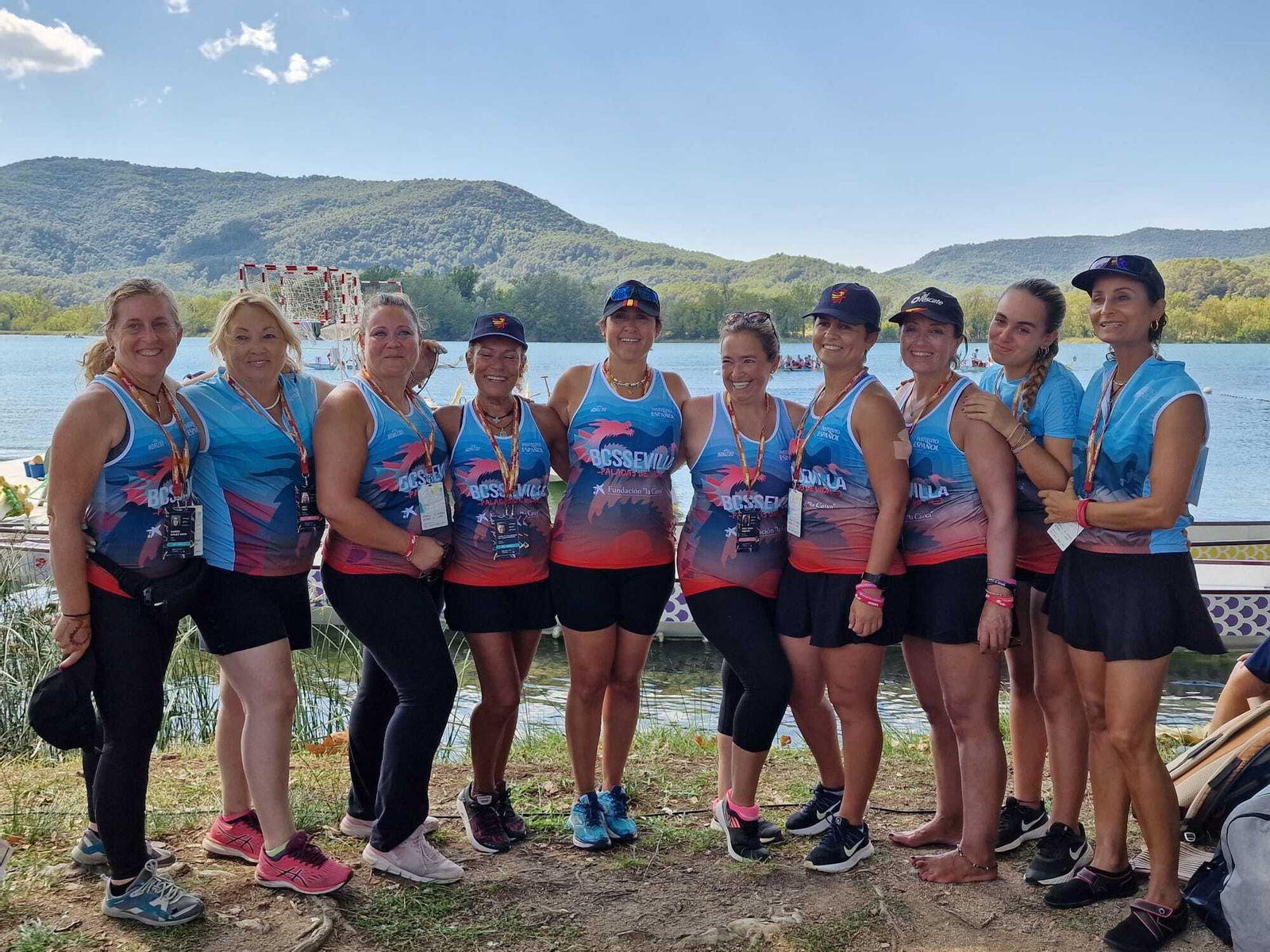 Las componentes del BCS Sevilla posan en el lago de Bañolas.