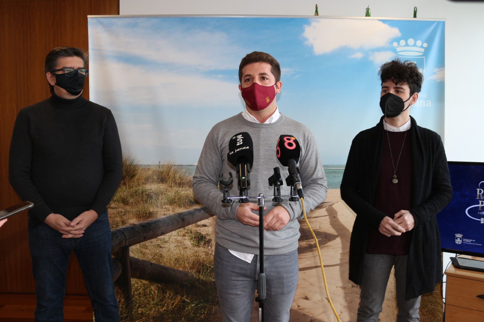 El delegado de Fiestas y los responsables del musical, durante la presentación de la obra.