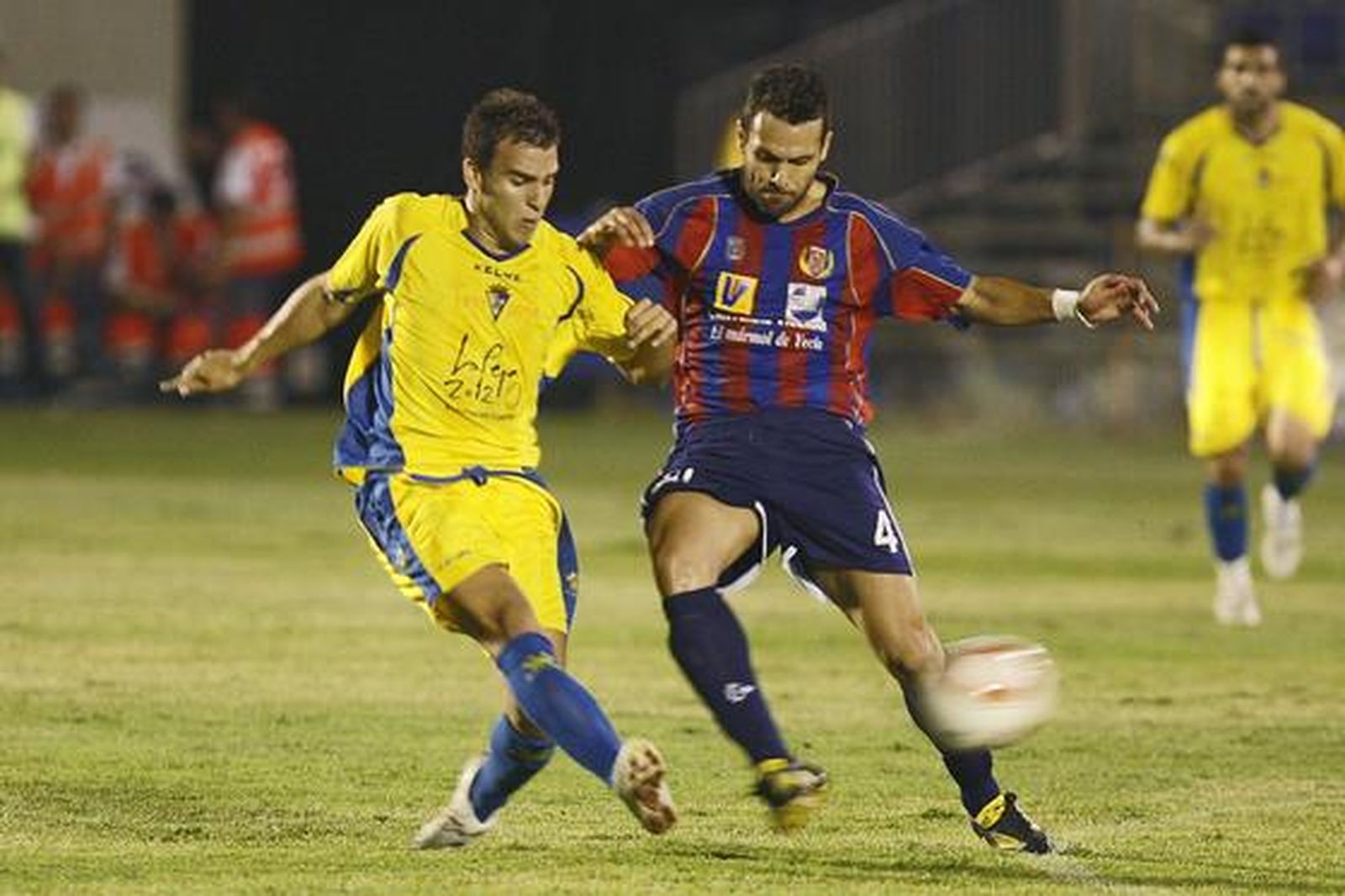 Fran Cortés lanza el centro. 

Foto: Joaquin Pino