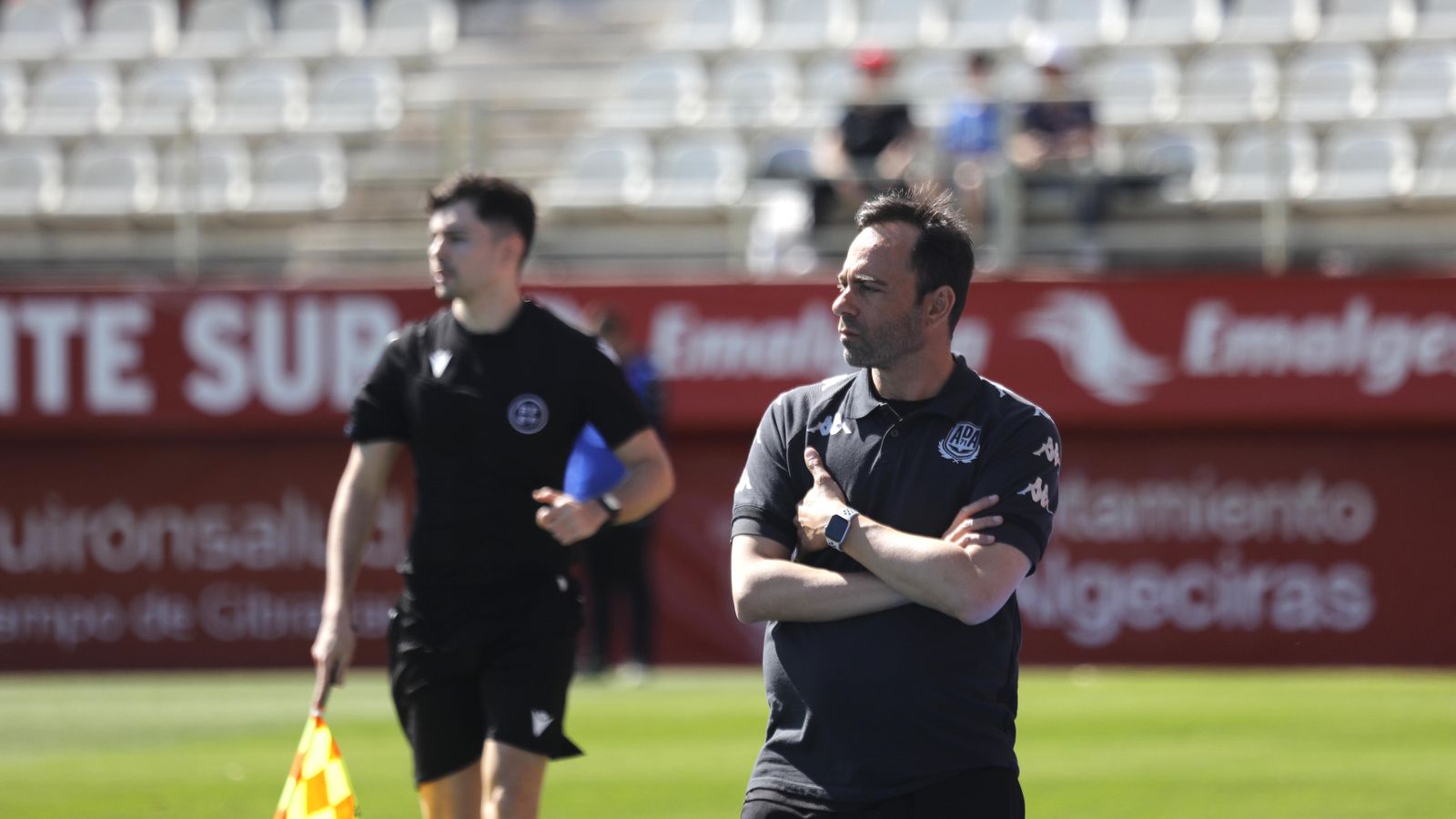 Fran Fernández, técnico del Alcorcón, en un partido de su equipo.