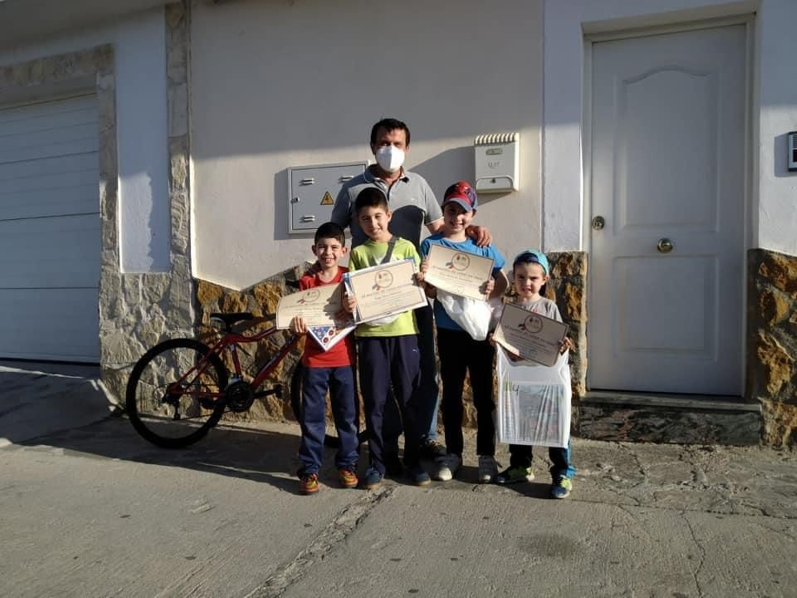 Abla premia a los niños con un diploma y un puzle por su buen confinamiento