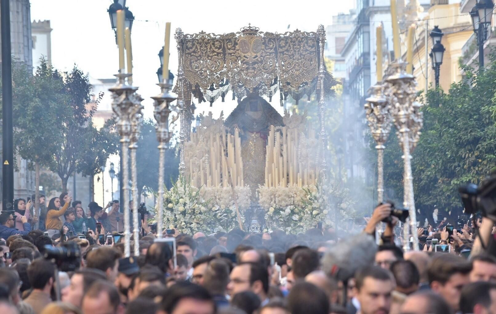 El regreso de la Esperanza de Triana, en imágenes