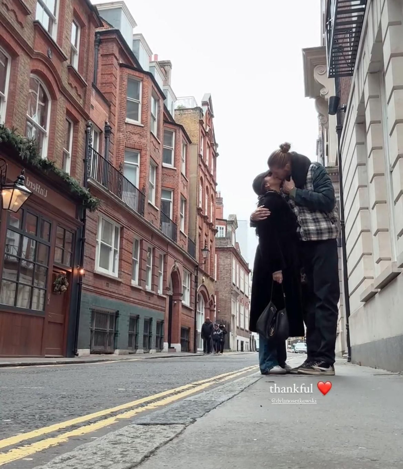 Osetkowski, con su pareja en Londres.