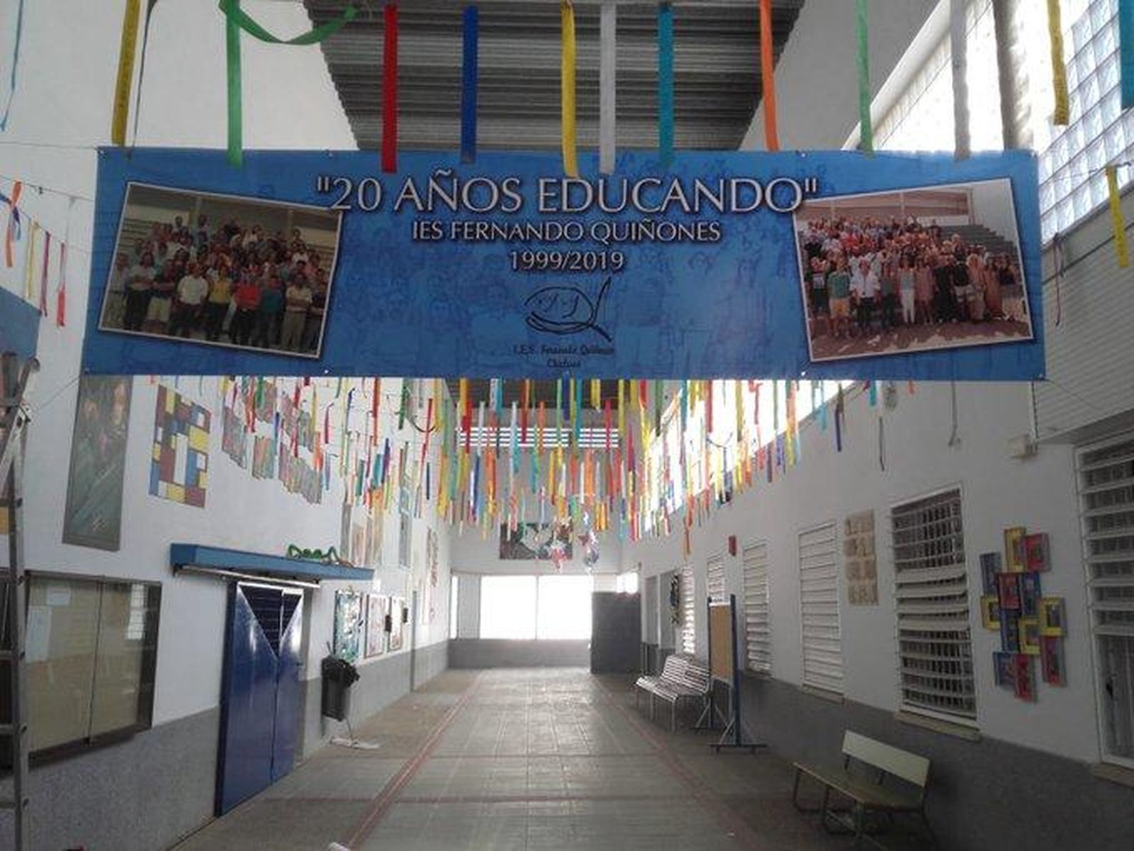 Cartel colgado en el centro para recordar su cumpleaños.