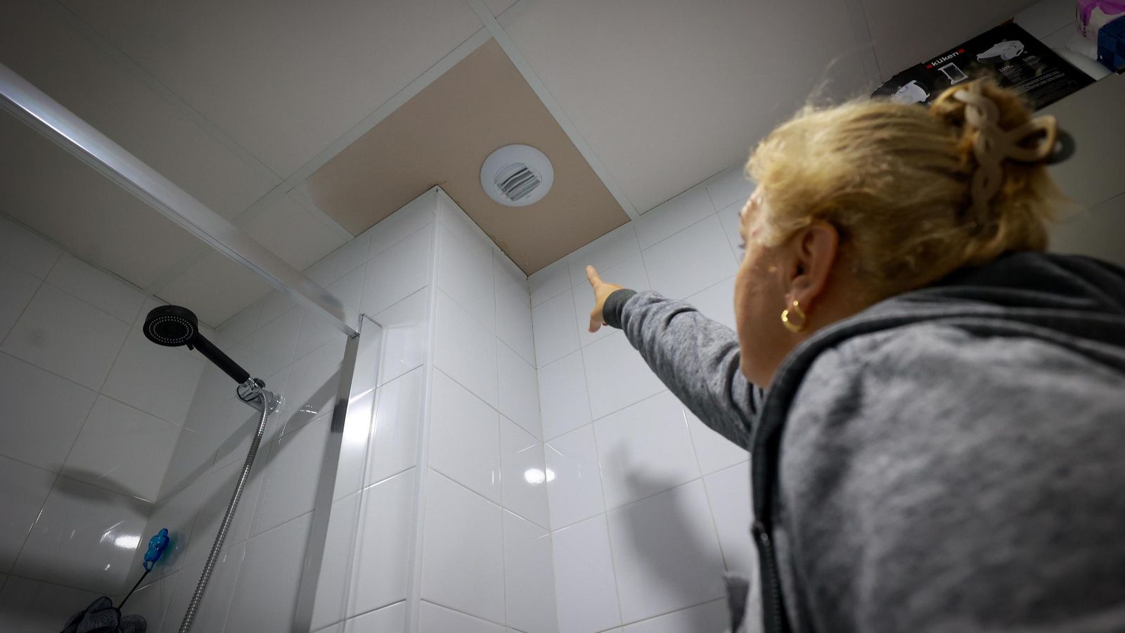 Otra inquilina muestra una filtración en su cuarto de baño.