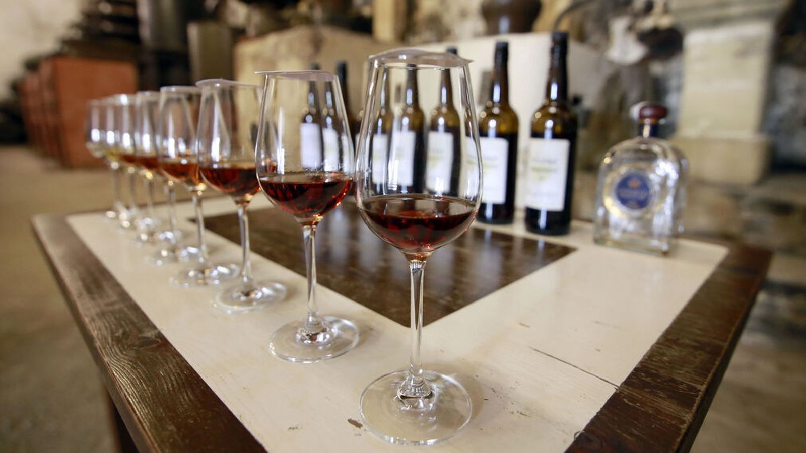 Copas dispuestas para una cata de Brandy de Jerez Solera Gran Reserva Lepanto.