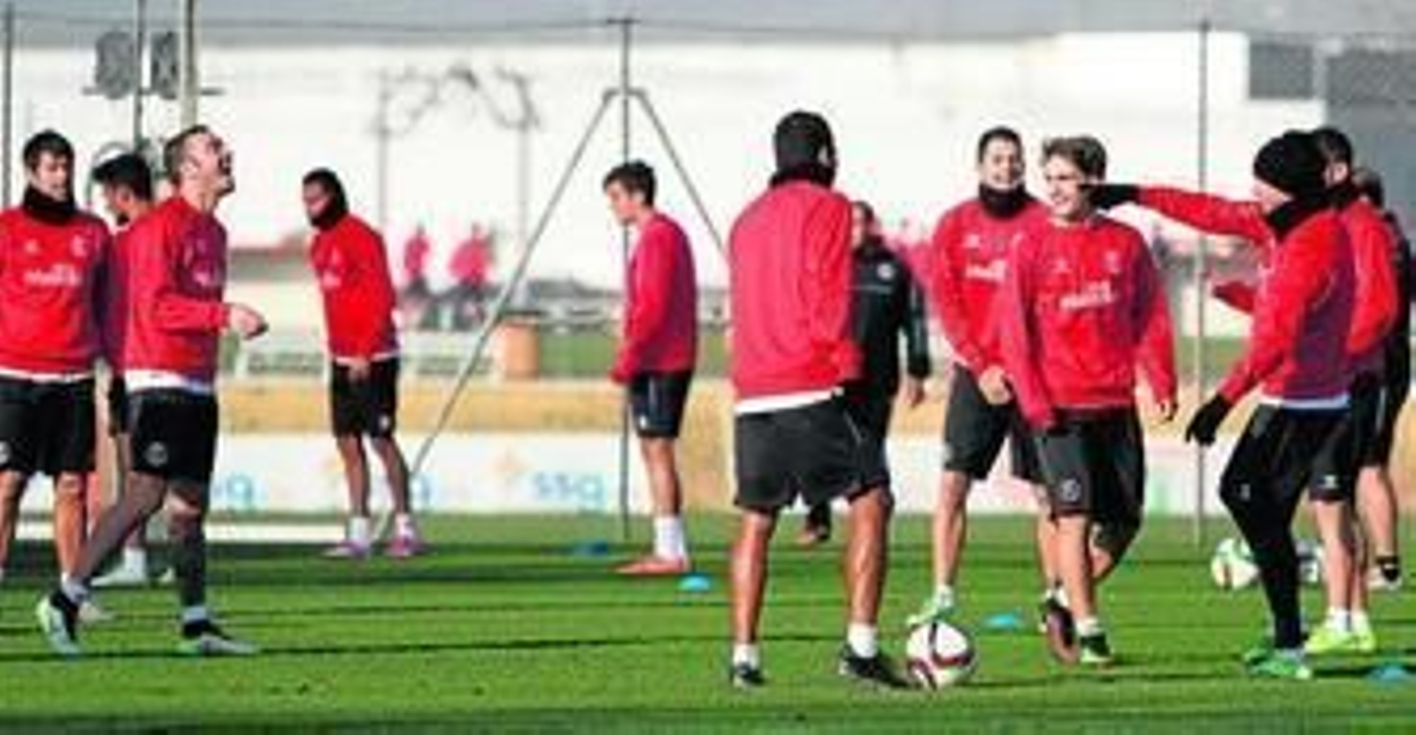 Iago Aspas le ríe una broma a Reyes ante Bacca, Denis y Fernando Navarro.