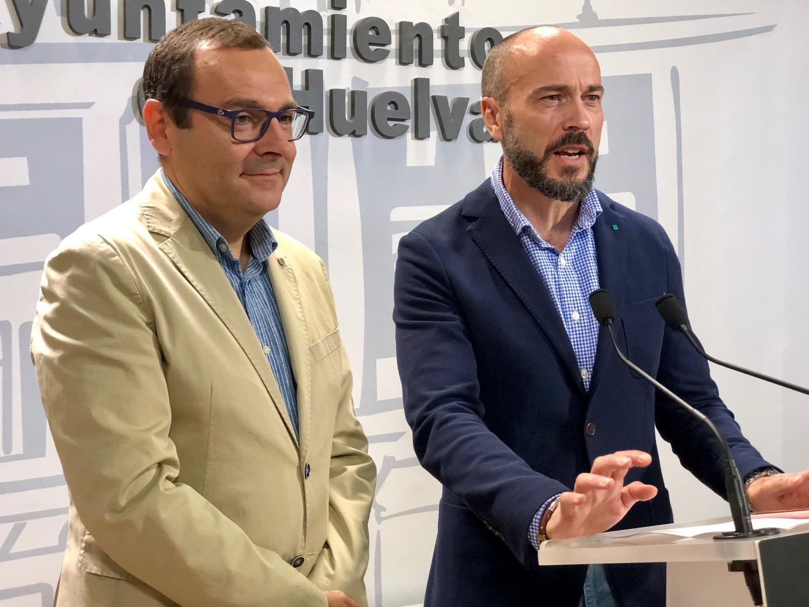 Integrantes de Mesa de la Ría en el Ayuntamiento de Huelva