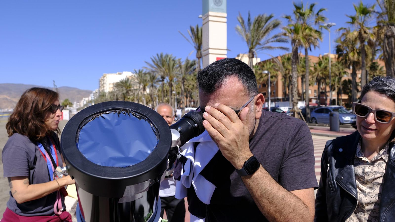 Almería observa el eclipse solar desde el Paseo Marítimo, en imágenes