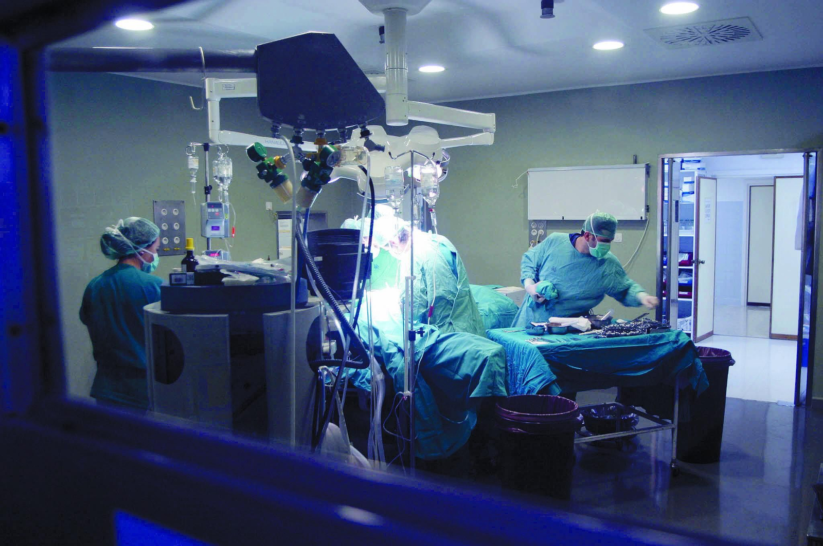 Un equipo quirúrgico durante una intervención en una imagen de archivo.