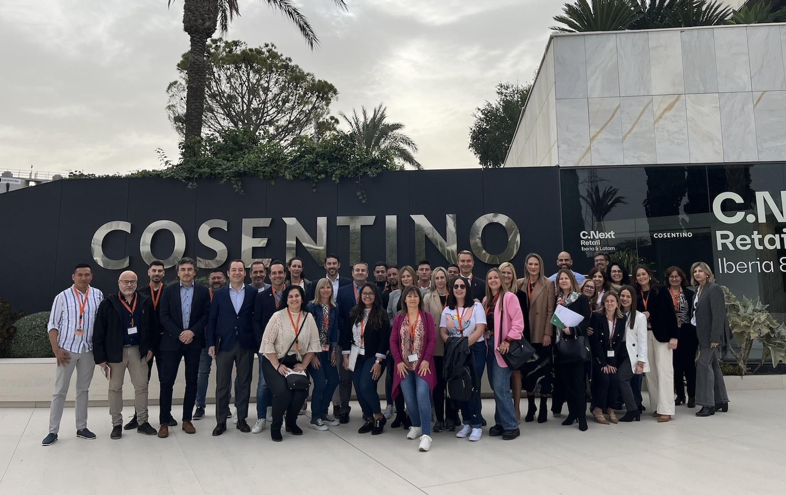 Foto de familia en las puertas de Cosentino.