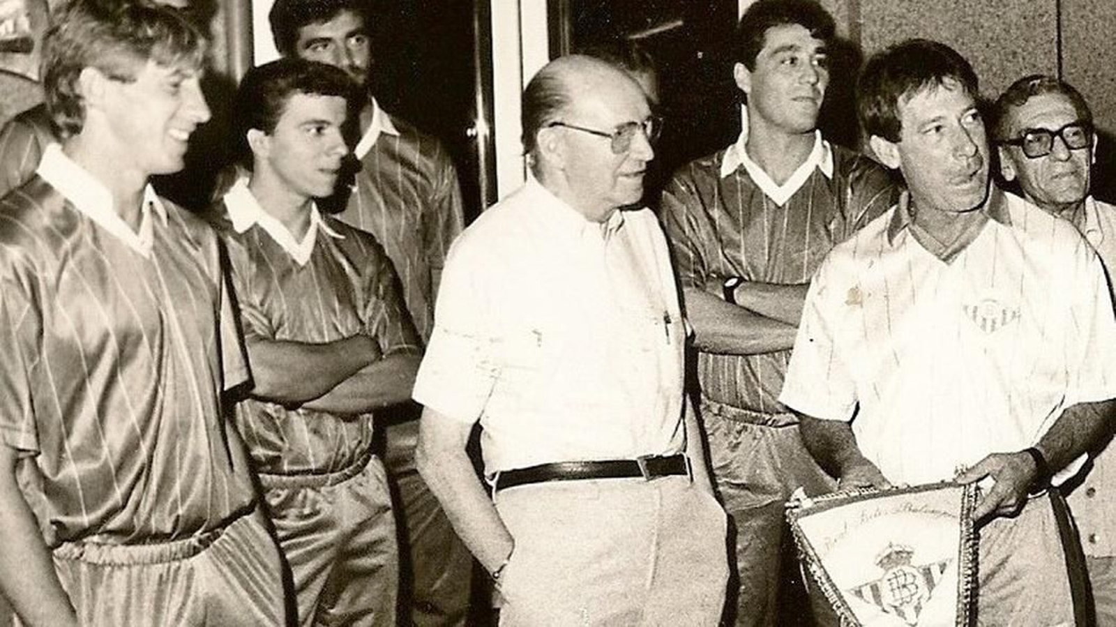 Juan Corbacho, con un banderín del Betis en las manos, durante la concentración del equipo en la pretemporada de 1989.