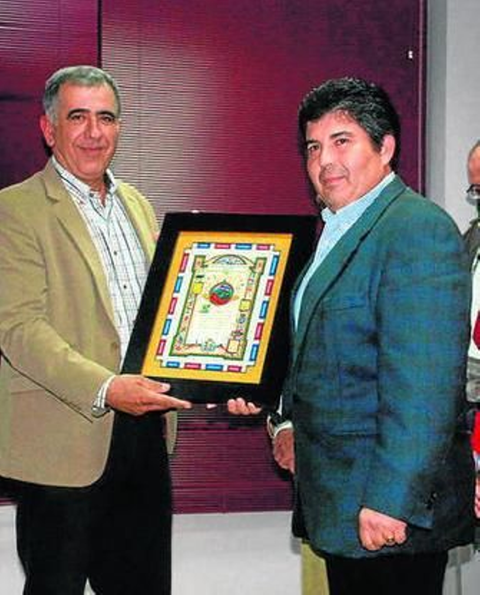 Juan Blandón recibiendo el obsequio de La Divisa.