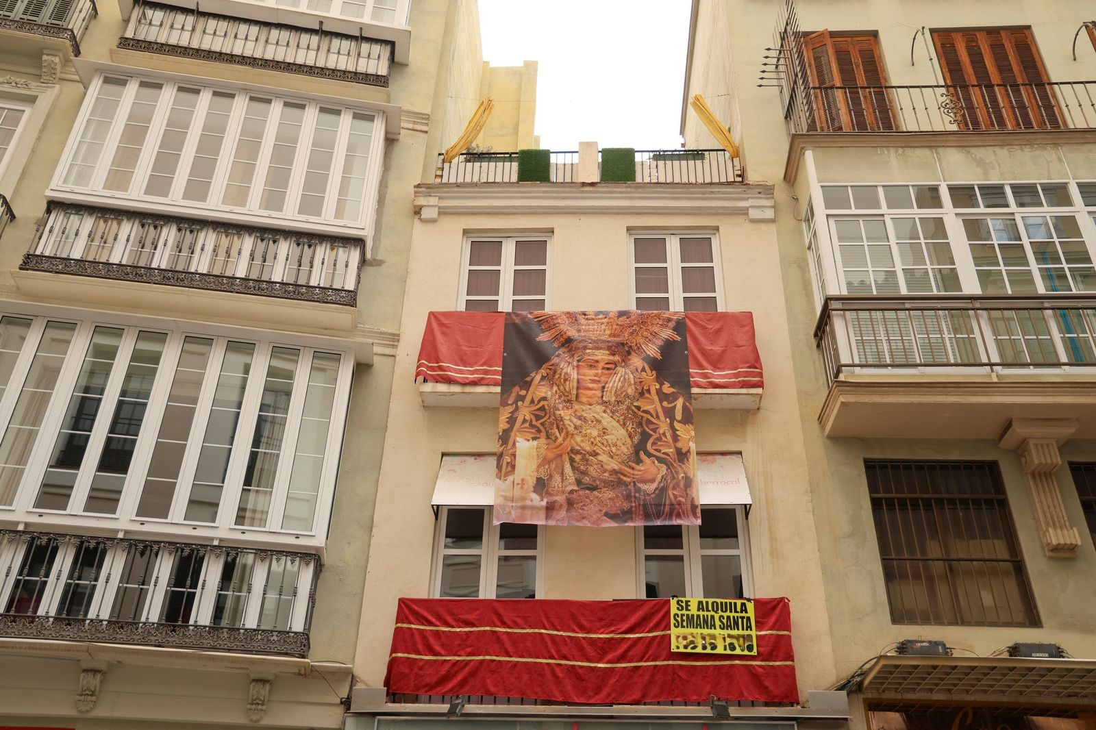Imagen de archivo de un balcón en alquiler en Málaga para la Semana Santa.