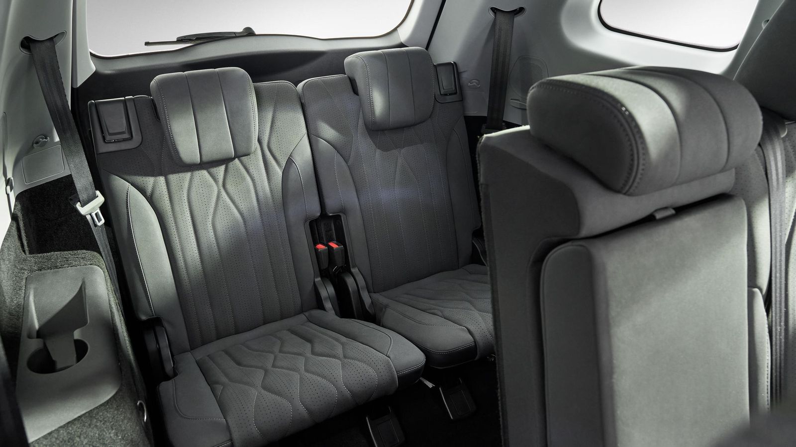 La prolongación del voladizo posterior permite situar una tercera fila de asientos con dos plazas y extender así la homologación a siete ocupantes en el s800.