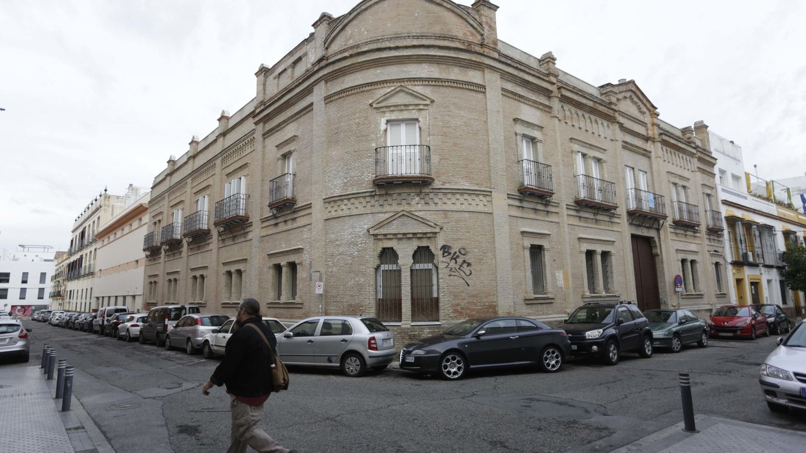 Edificio de apartamentos que ha sido multado por Urbanismo.