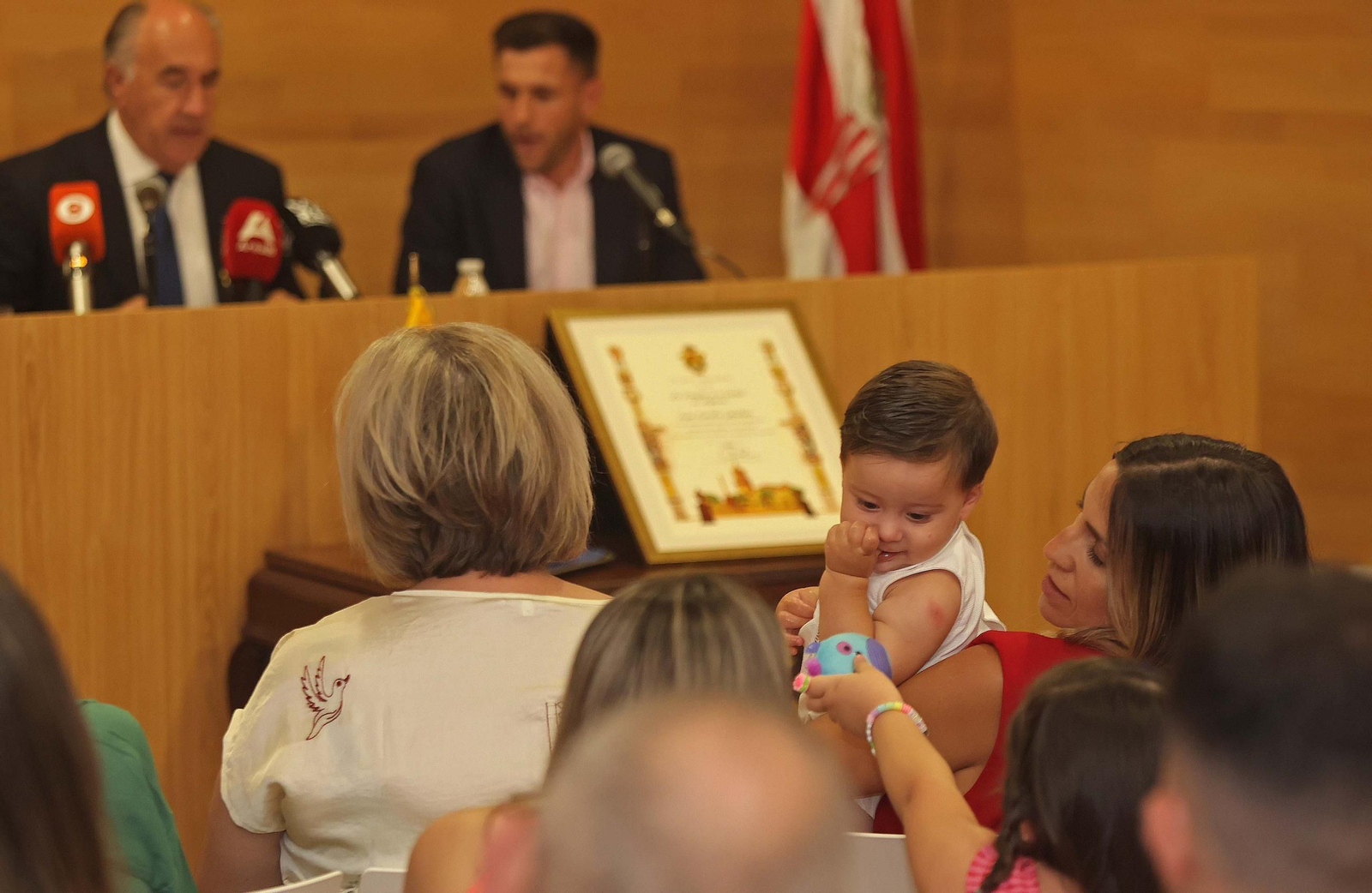 El acto de imposición de la insignia de la ciudad de Algeciras a Iván Turrillo, en imágenes