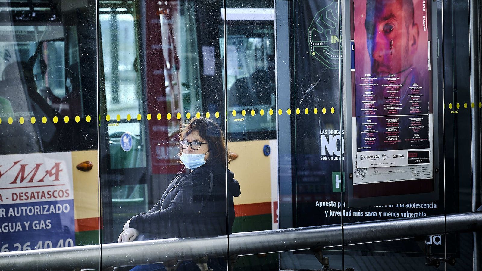 Una usuaria esperando el bus en una parada